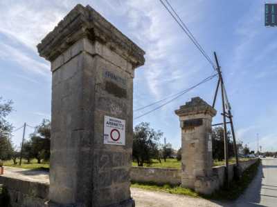...si stagliano sulla destra due pilastri che recano i nomi di Arbinetto...